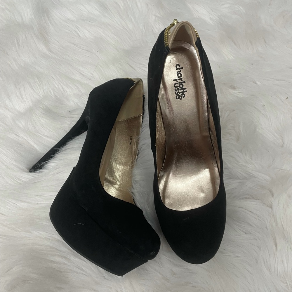 Adorable black heels with zipper in the back!